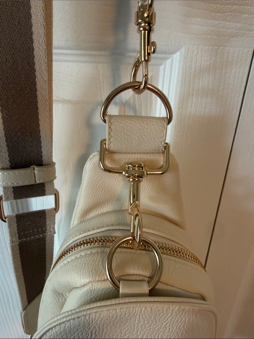 Universal Thread Cream Crossbody - Picture 3 of 10